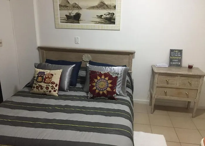 Flat 2 dormitórios - 1 quadra da praia - Pitangueiras / Guarujá